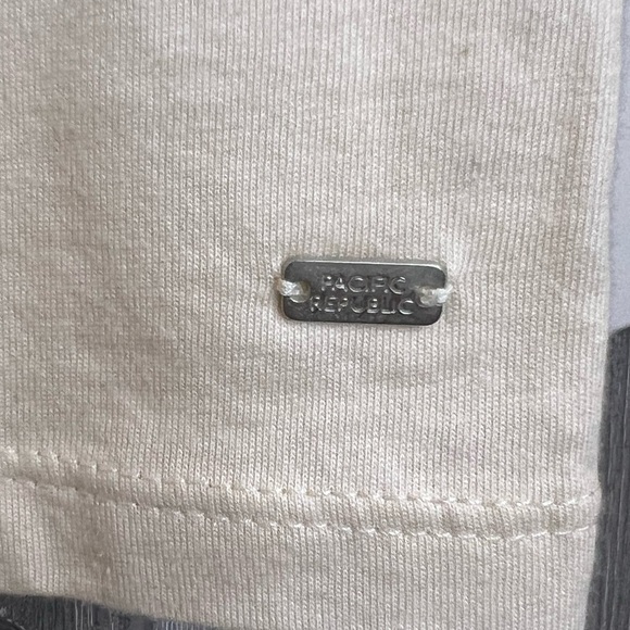 BAG032. Pacific Republic Pull&Bear Tee Small - Picture 3 of 5